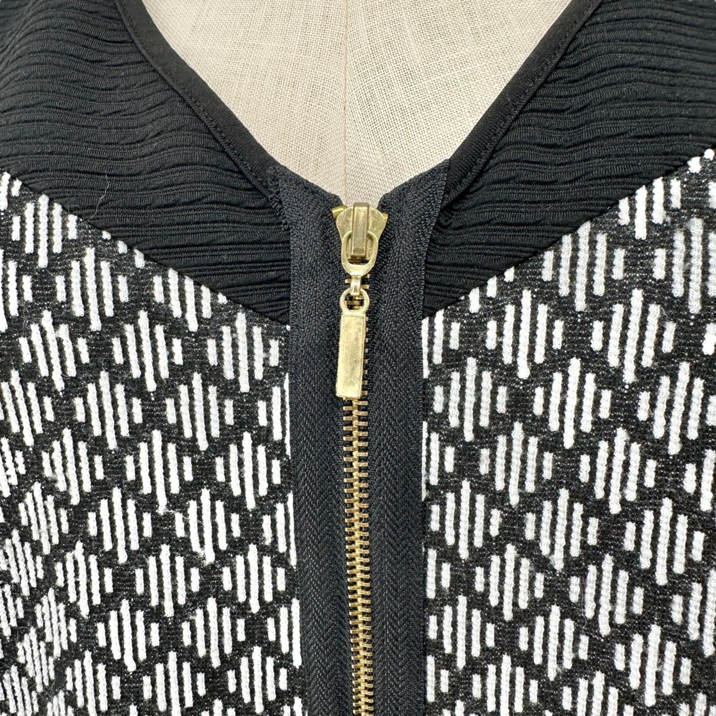 City Chic Top Womens Size 22 Black White Sleeveless Zipper Front Peplum