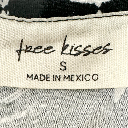 Free Kisses Top Womens S Black White Western Motif Keyhole Neck SS EUC
