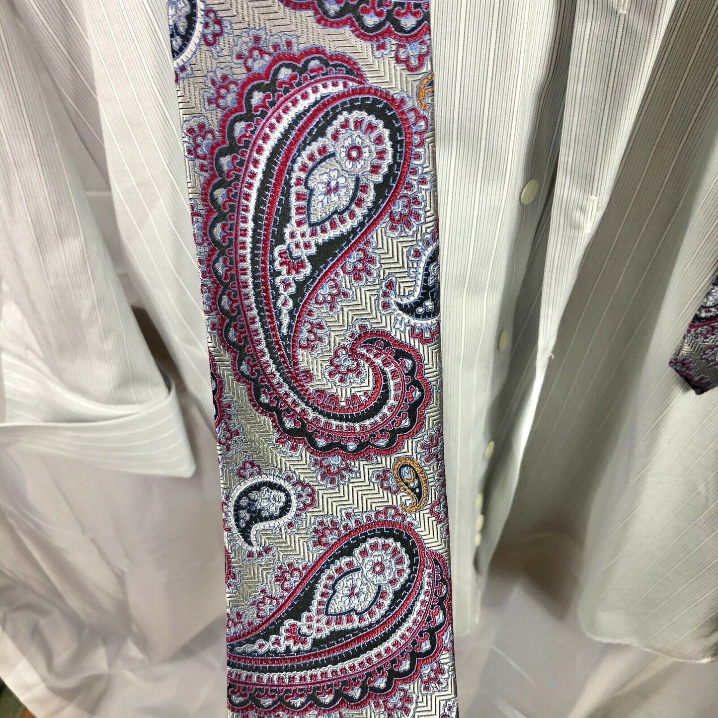 Jos A Banks Men's Suit/Shirt/Tie Set Gray White purple paisley 50 long 45 waist