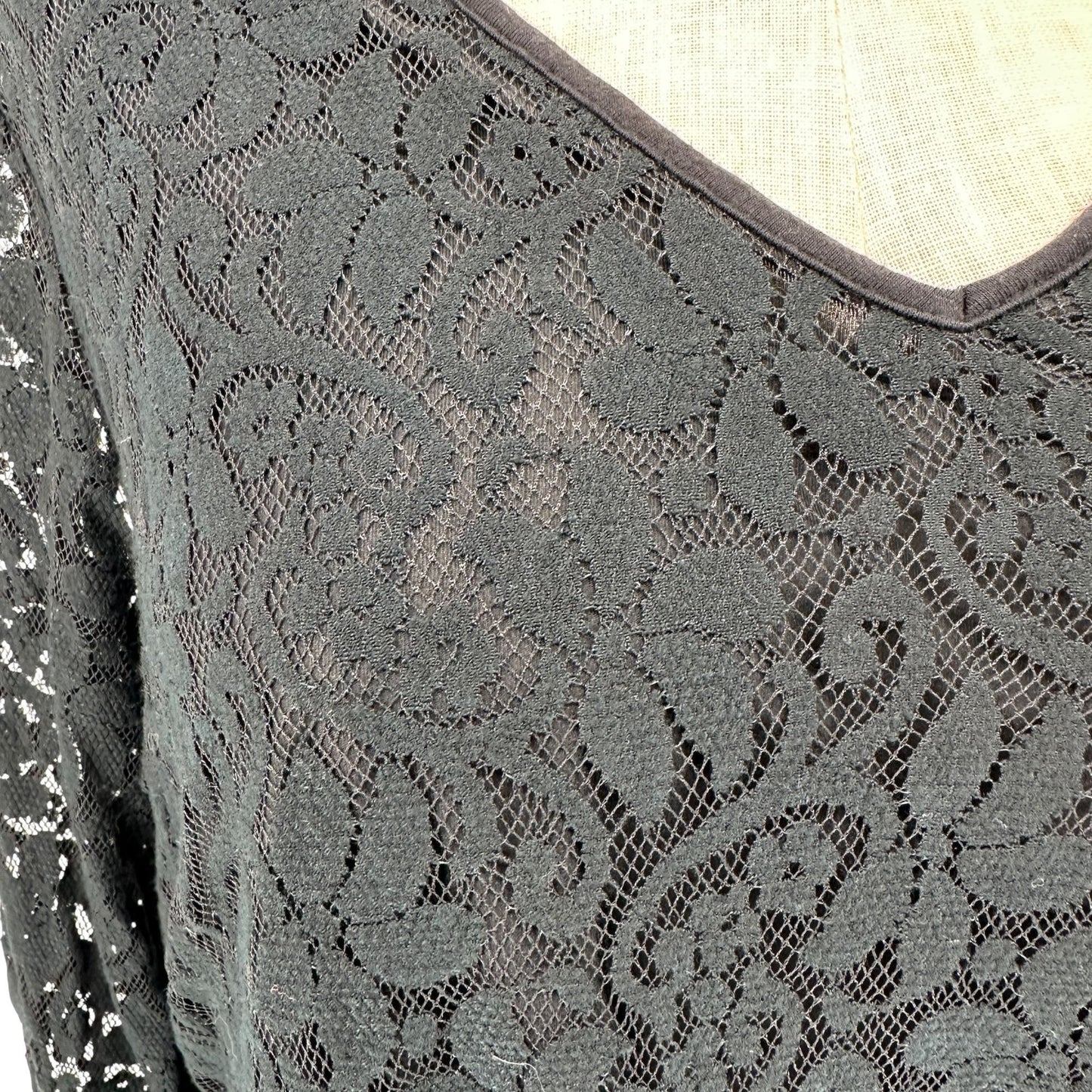 Lane Bryant Tunic Top Womens 26/28 Black Lace Vneck Sheer Sleeves Elegant Design