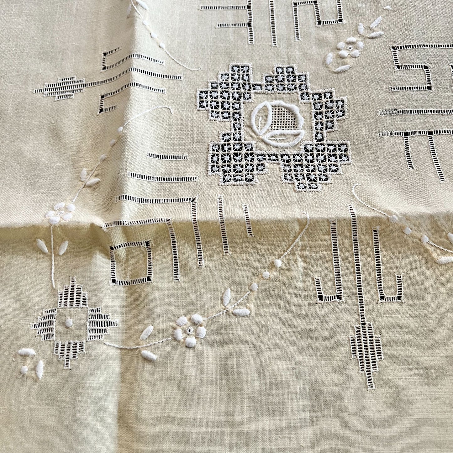 Vintage Brode Main Tablecloth and 4 Napkins Yellow Embroidered Flowers With Tag