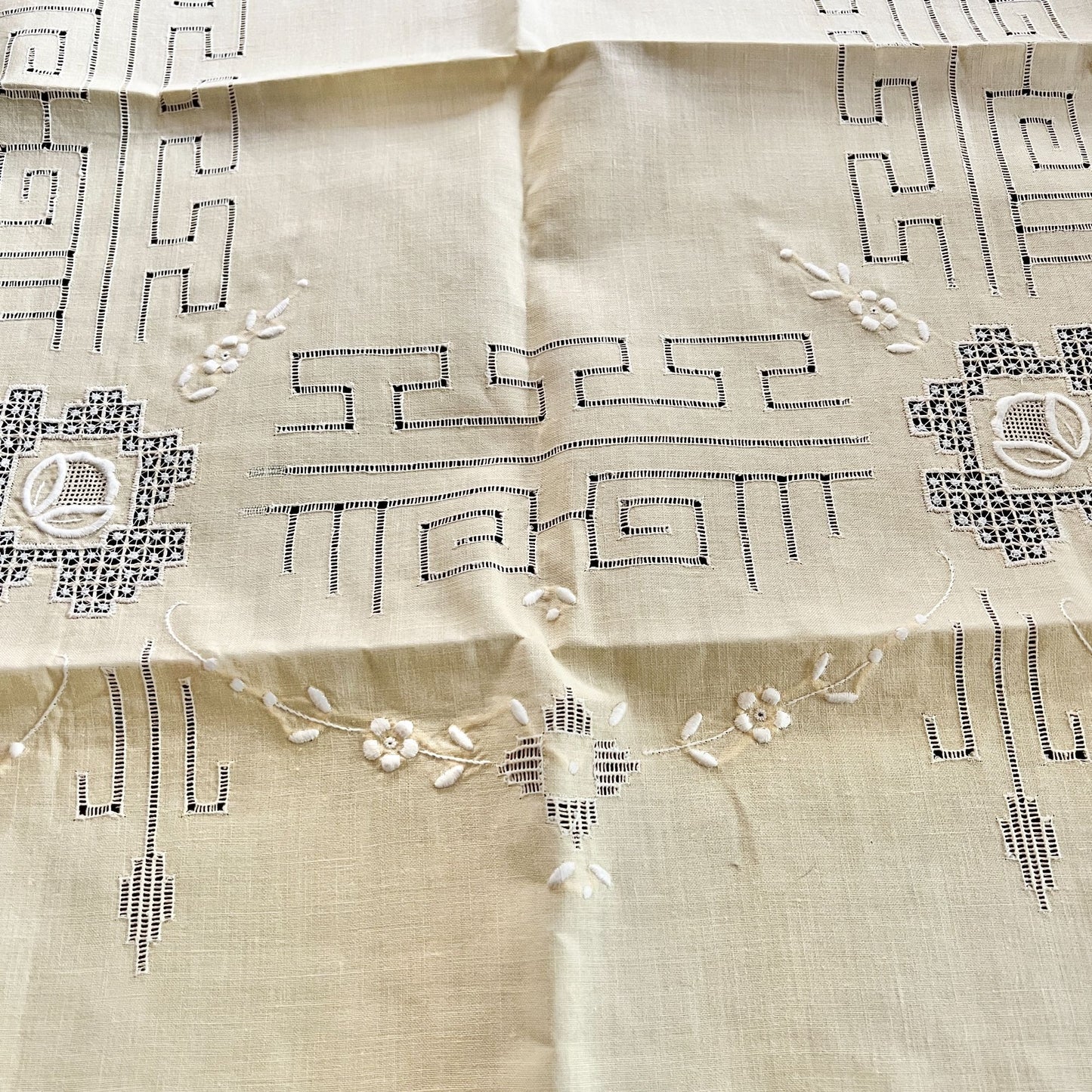 Vintage Brode Main Tablecloth and 4 Napkins Yellow Embroidered Flowers With Tag