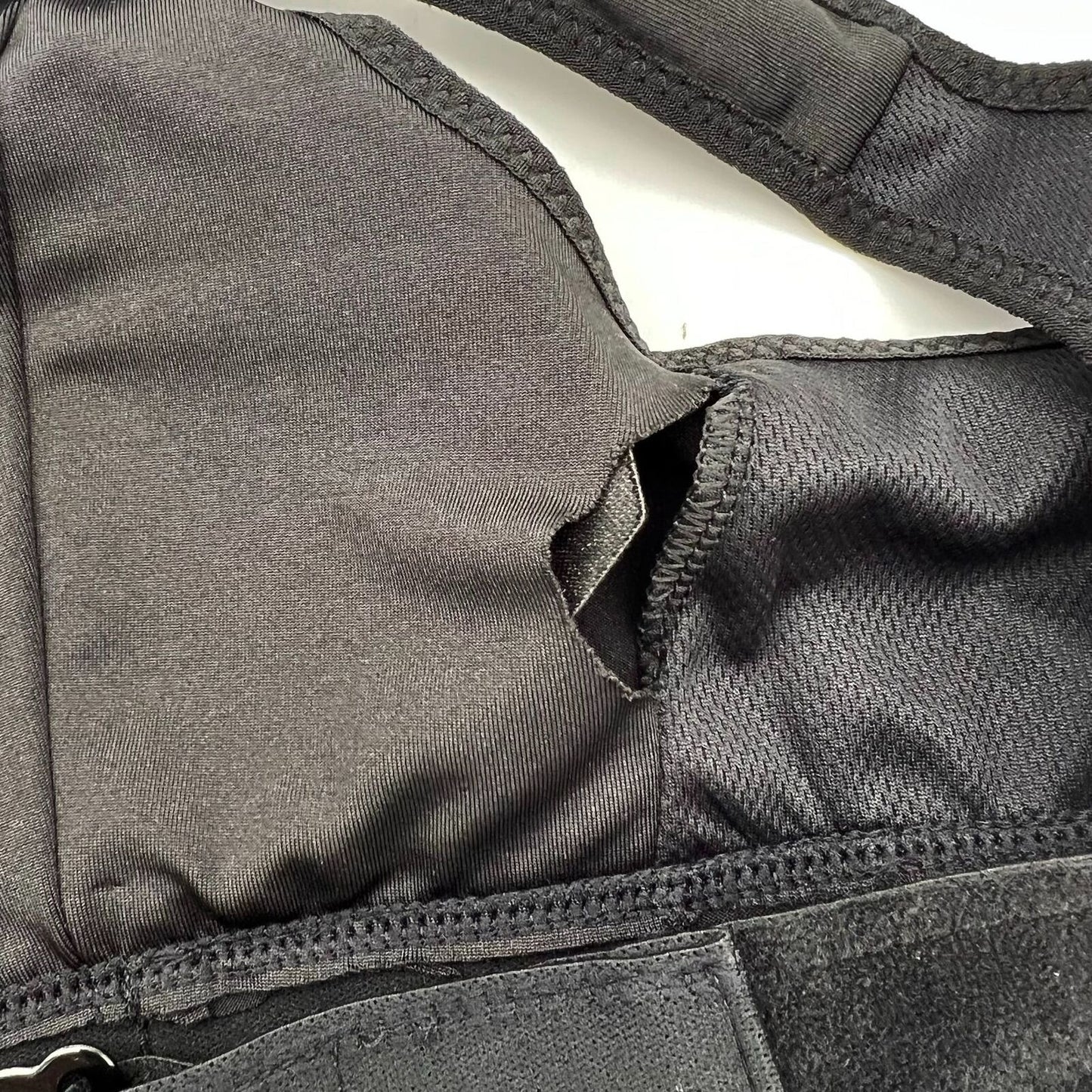 Onrise Sports Bra Women's Large Black Adjustable Straps Front Zip NIP