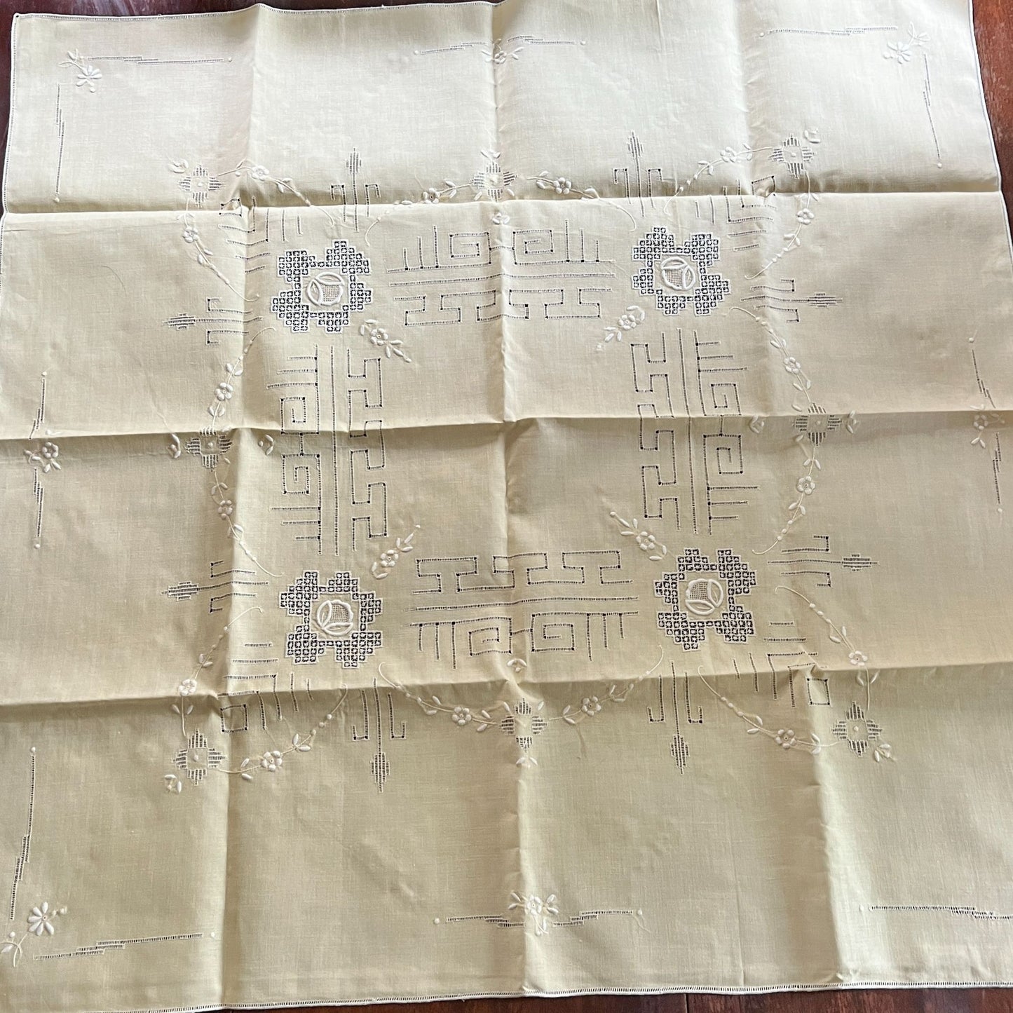 Vintage Brode Main Tablecloth and 4 Napkins Yellow Embroidered Flowers With Tag