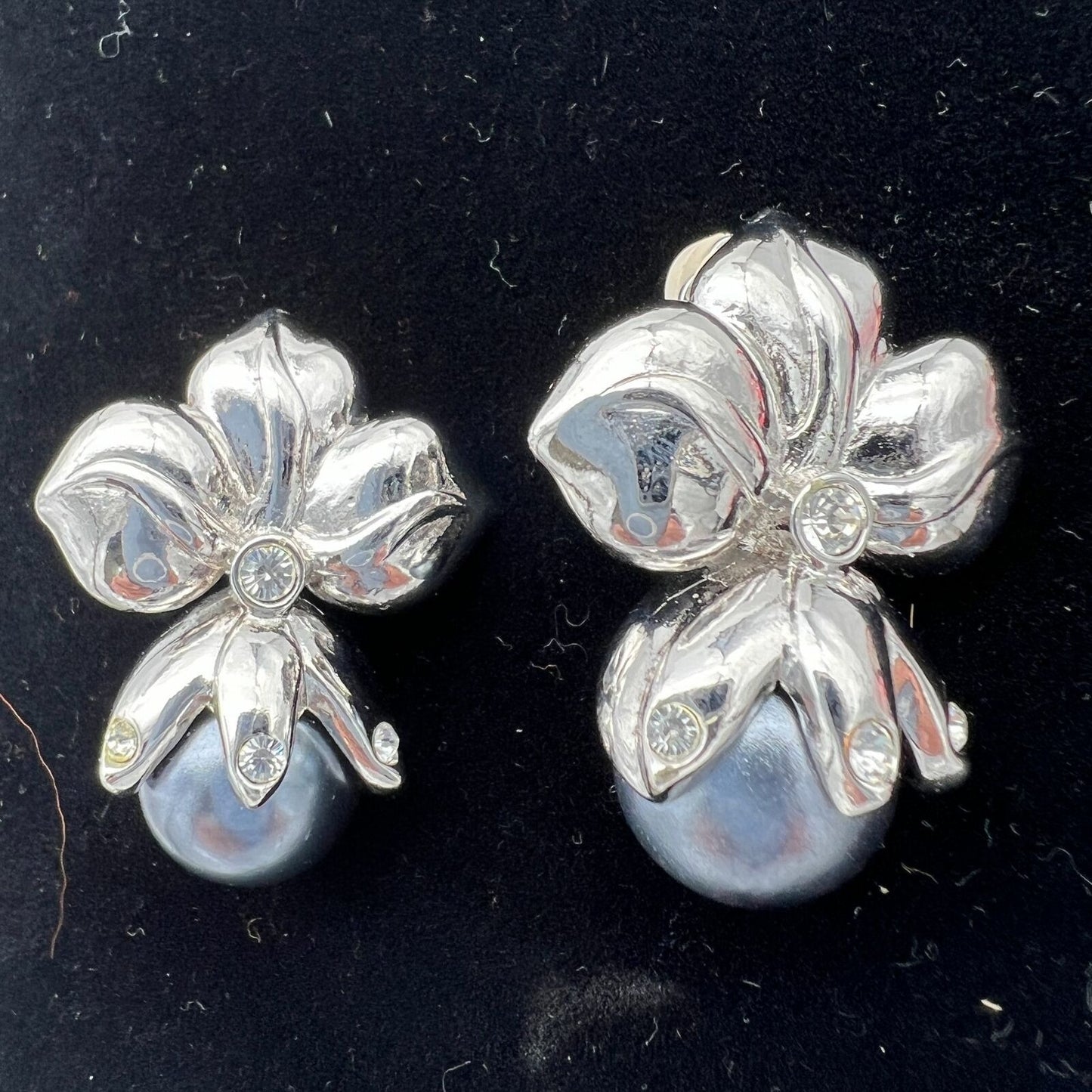 Shakira Caine Gray Faux Pearl Floral Necklace With Matching Clip-on Earrings